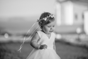 Un enfant avec une robe blanche et un accessoire autour de la tête Maison Marelle